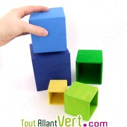 Cube empilable coloré en bois