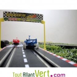 Circuit de voitures aliment par une manivelle  dynamo, 6 ans+