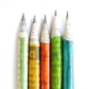Crayons de bois en papier journal