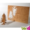 Carte postale en bois avec sapin sous la neige